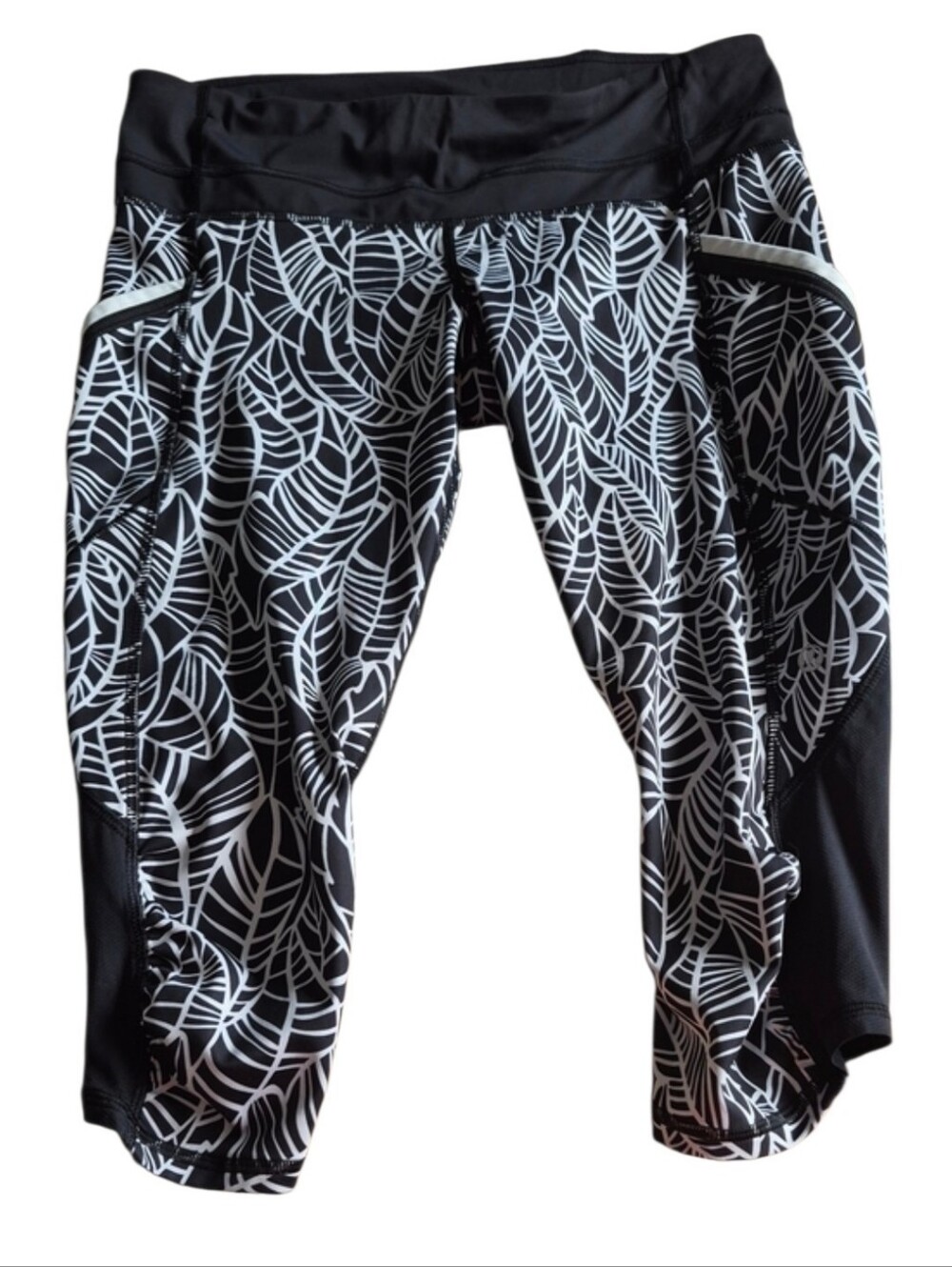 Lululemon Run A Marathon Crop II 8 Black White Mesh Accents Leaf Print Pockets
